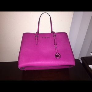 PINK MICHAEL KORS HANDBAGS SHOWING A FELLOW POSHER