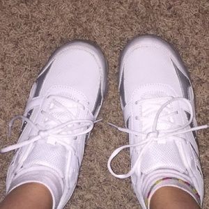 Tennis shoes