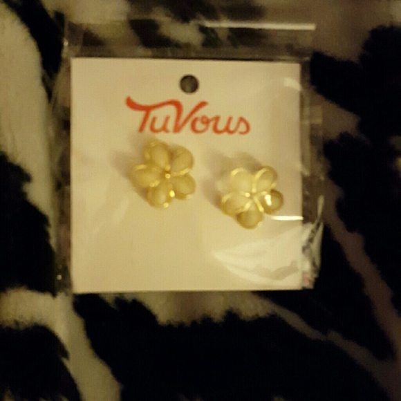 Very cute earrings (never opened)