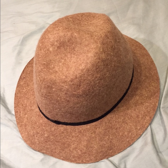 Cute beige hat!