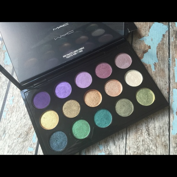 MAC 15 Color Pressed Pigment Palette