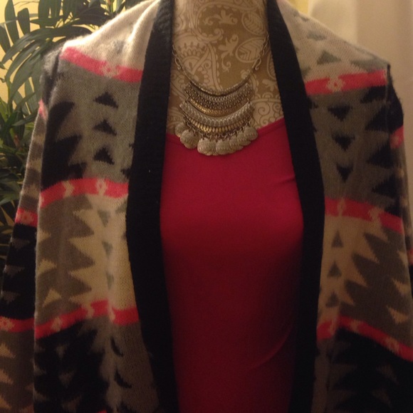 Gorgeous Aztec print cardigan sweater - Picture 2 of 3