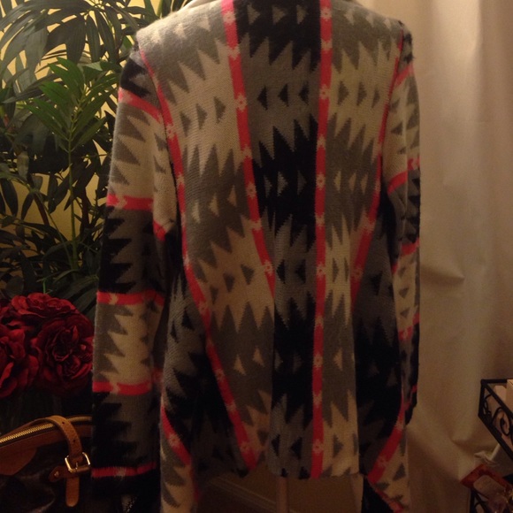Gorgeous Aztec print cardigan sweater - Picture 3 of 3