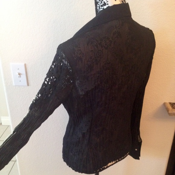šBlack Lace yoke crinkle organza button up blouse - Picture 2 of 4