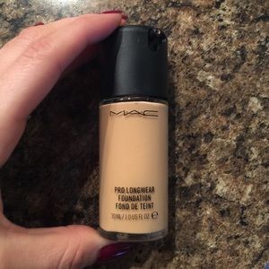 MAC Pro Longwear Foundation NC25