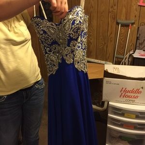 A beautiful royal blue pageant/prom dress! 😍😍😍