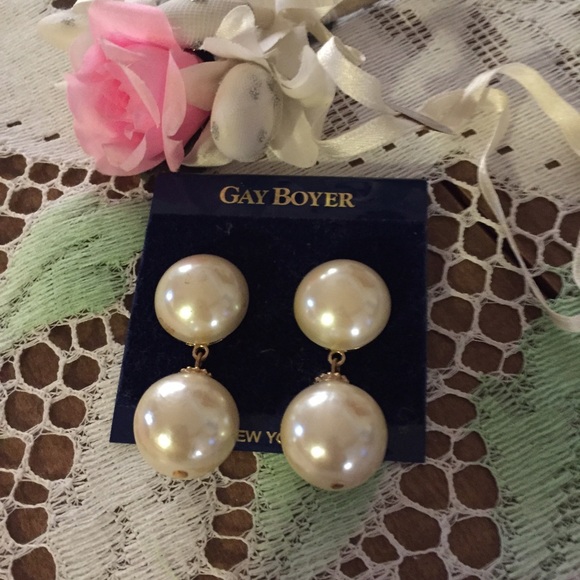 Vintage Gay Boyer of New York, pearl earrings.😍
