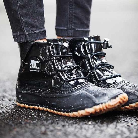 sorel out and about black