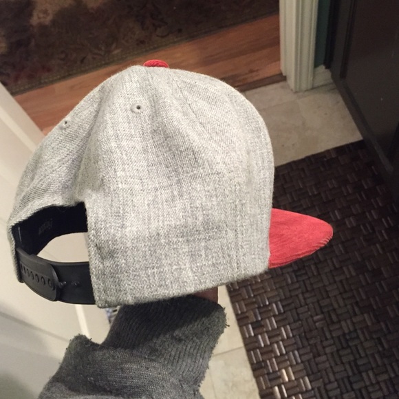 Grey Brixton snap back with red bill - Picture 2 of 2