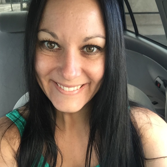 Meet your Posher, Amanda - Picture 3 of 6