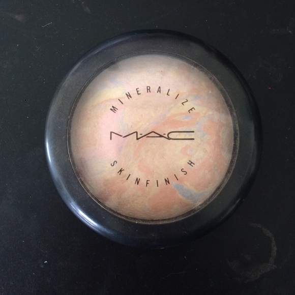 M.A.C. Mineralize Skinfinish in Lightscapde