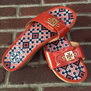 Tory Burch Dixon slide in orange patent leather!