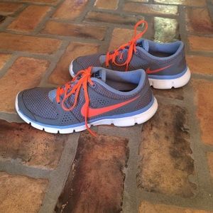 Nike flex tennis shoes