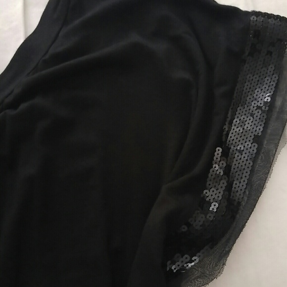 Black one sleeved flutter top - Picture 2 of 3