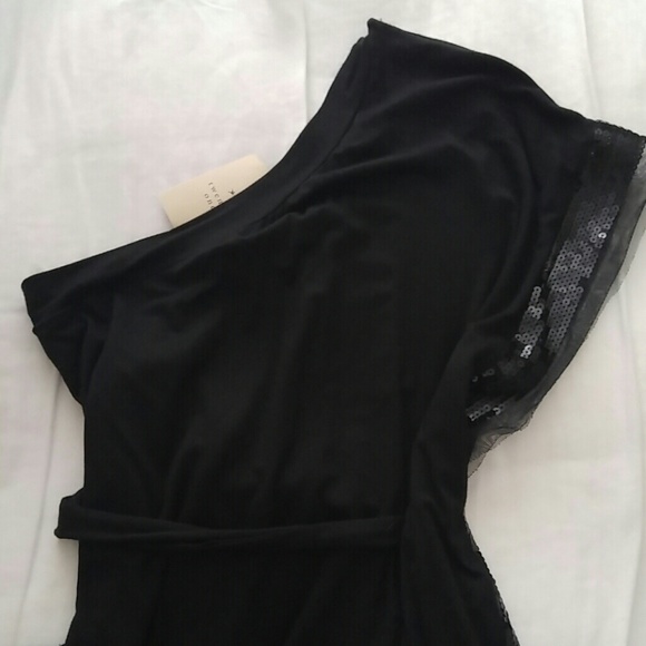 Black one sleeved flutter top - Picture 3 of 3