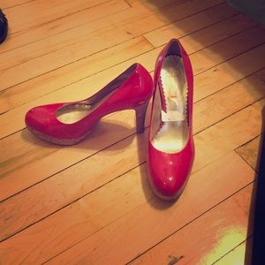 Never worn - tip top shape- Jessica Simpson pumps!