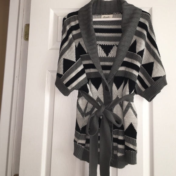 FINAL SALE 🔻Button down sweater with tie waist.