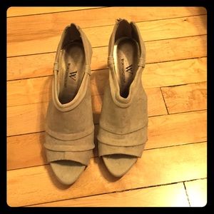 NEVER WORN Nude peep toe heels!