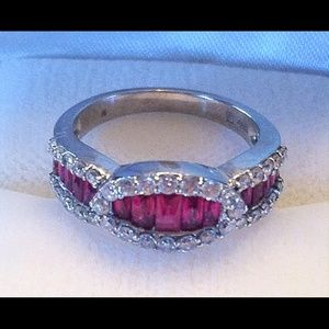 Sparkling RUBY & DIAMOND ring in white gold.