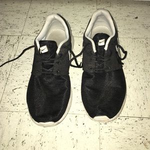 Used Black Roshes size 7Y / 8.5 women's