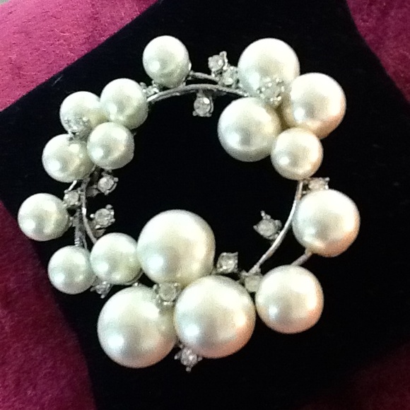 Gorgeous pearl and crystal pin silver setting NEW