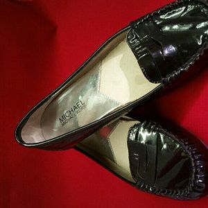 Black patent leather mich8kors loafer