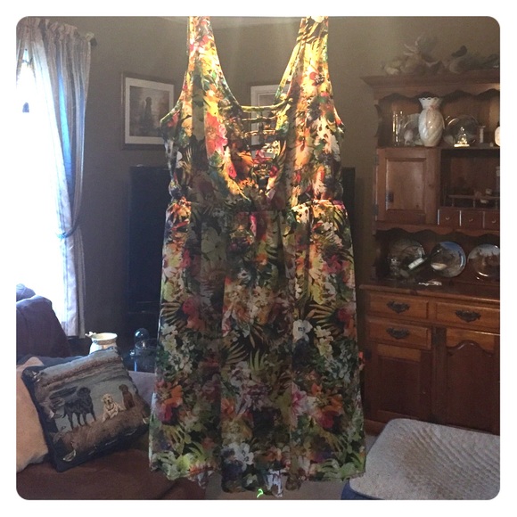 🔥price lowered🔥 Beautiful deep v floral dress