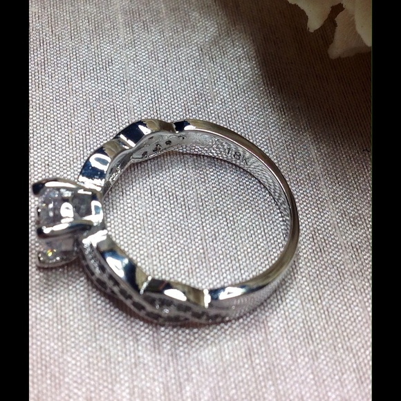 🌺Gorgeous 18K White Gold Sapphire Ring - Picture 2 of 3