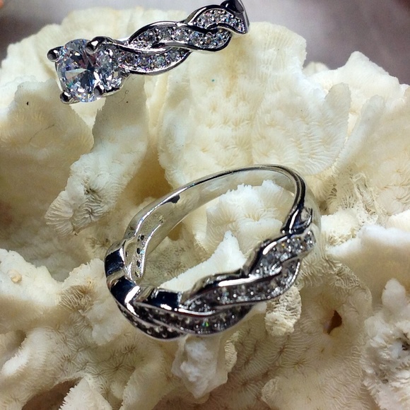 🌺Gorgeous 18K White Gold Sapphire Ring - Picture 3 of 3