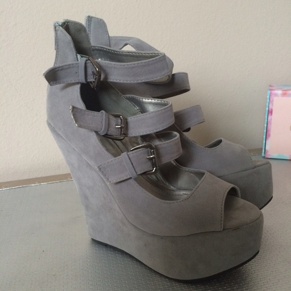 SOLD.. Strappy wedge platform gray open toe shoe