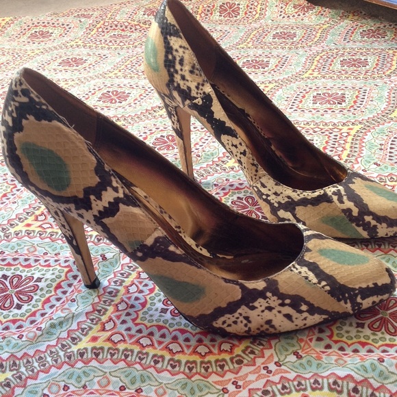 Charles David Snakeskin 4" Pumps - Picture 1 of 3