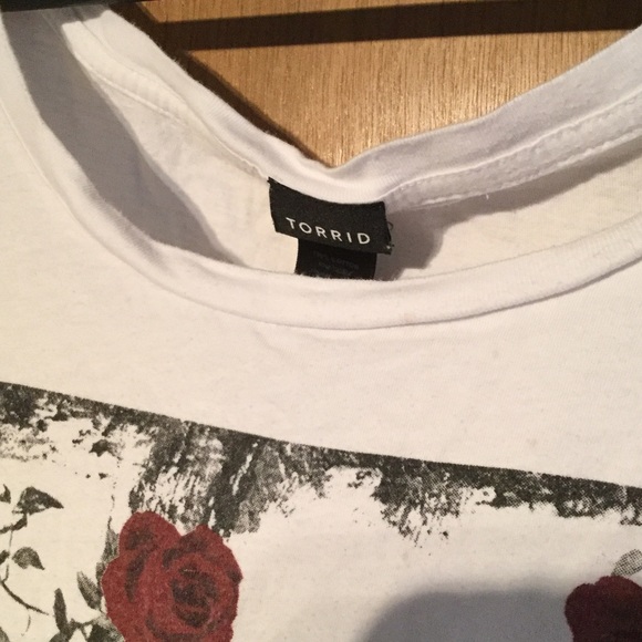 Skull and Rose's Tee - Picture 2 of 4