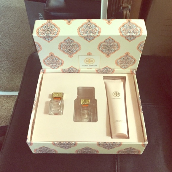💕 Brand new Tory Burch body cream and perfume✨