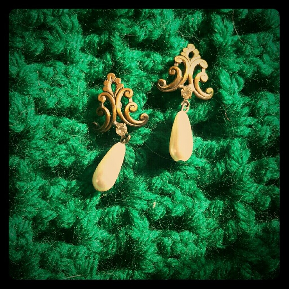 Beautiful  Brass pendent Tear Drop Pearly Earrings