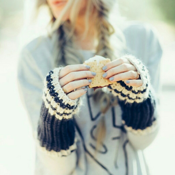 THREE BIRD NEST FINGERLESS KNITTED GLOVES - Picture 3 of 3