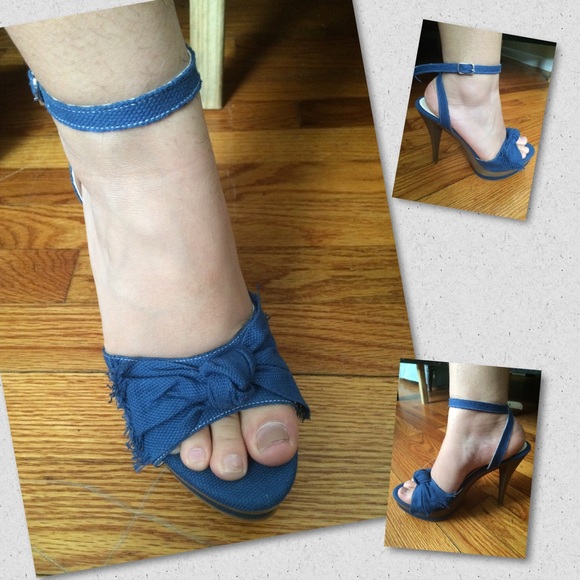 Blue strapped high heels - Picture 2 of 4