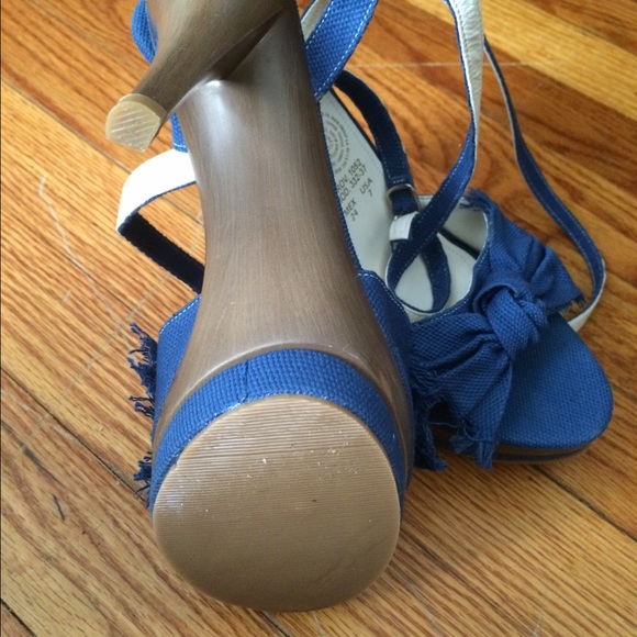 Blue strapped high heels - Picture 3 of 4