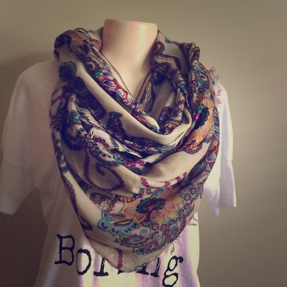 Botique Accessories - 🙀SALE🙀✴️🆕PARIS Scarf and Linen Tassel 🆕✴️