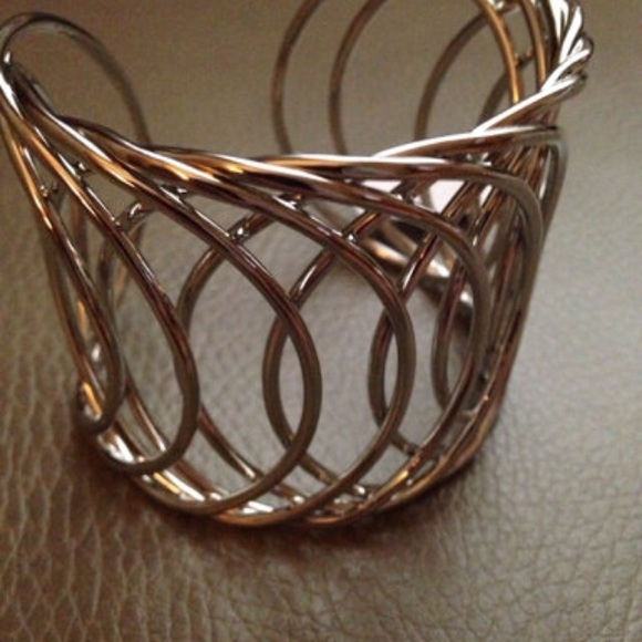 🎉HP🎉Scrollwork silver cuff bracelet - Picture 3 of 4