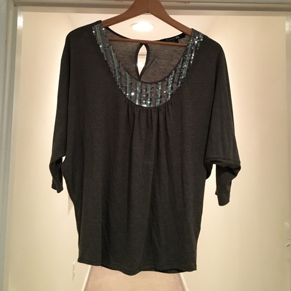 Grey/silver sequence top! - Picture 2 of 4