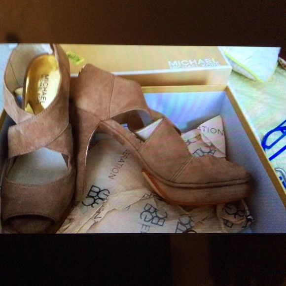 Michael Kors Tan suede heels Size 8.