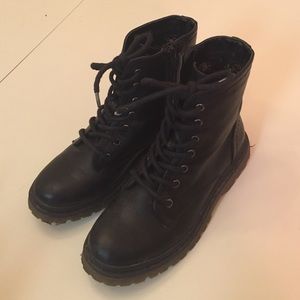 Report black combat boots
