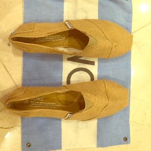 Brand new pair of toms!