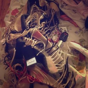 Burberry scarf sz310x22cm. 100% Cashmere