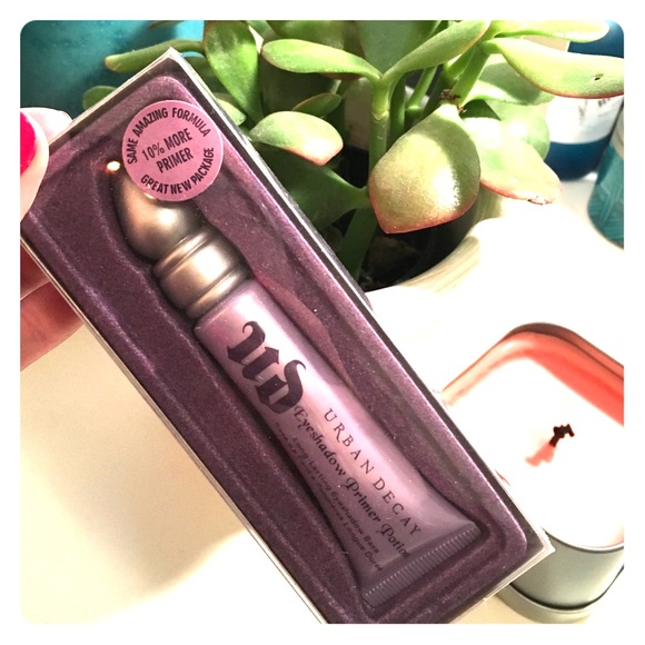 Urban Decay eyeshadow primer potion:-)