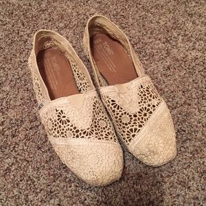 Off-white lace TOMS