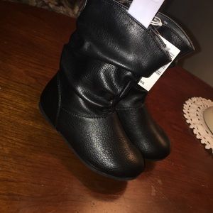 Toddler girl size 7 black boots!