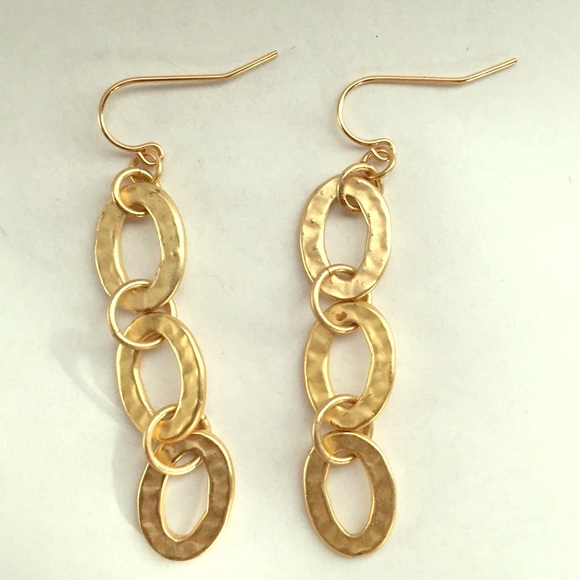 Gold link earrings hang 1.75" long 🎀 so pretty