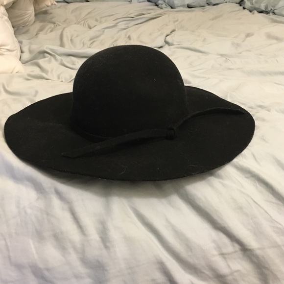 Brandy Melville hat never been worn