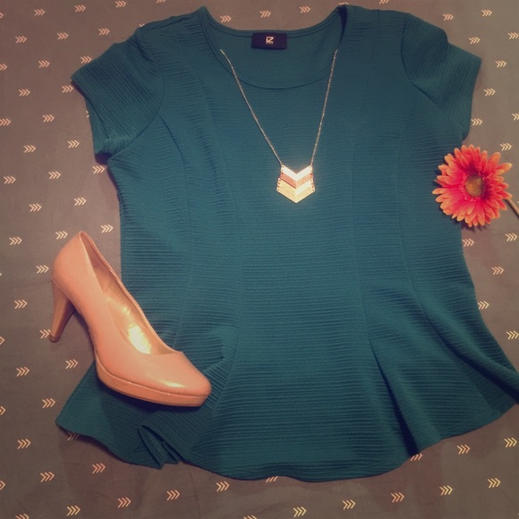 Iz Byer Tops - Beautiful Teal Blouse with built in Necklace